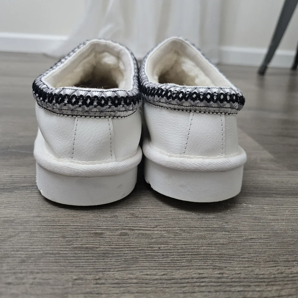 UGG Tasman Chopd Logo Leather White Black Mens Slip On Streetwear Preppy